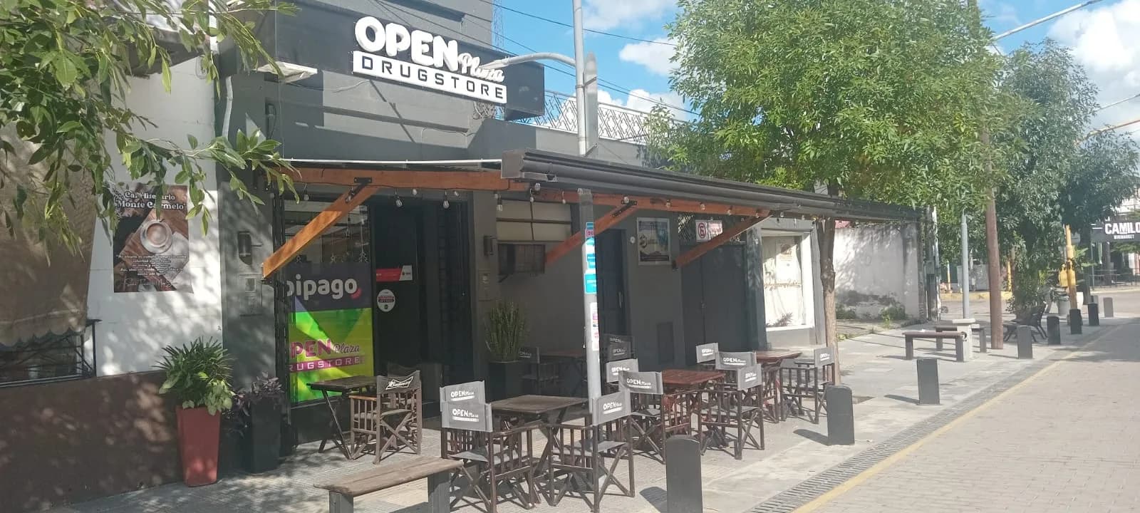 Exhibición de bebidas frías y snacks disponibles en Open Plaza Drugstore, Aguilares