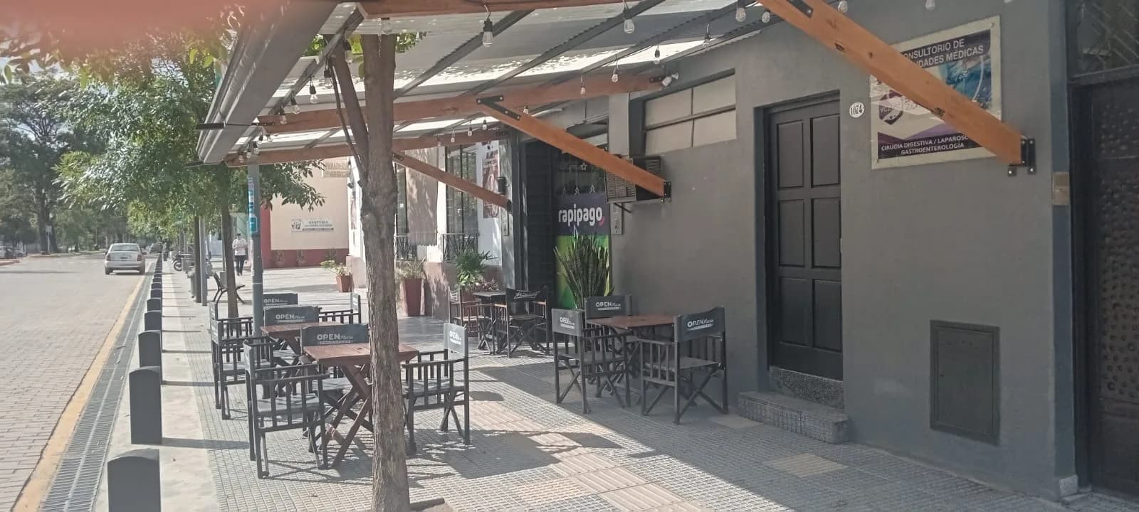 Vista interior del local Open Plaza con variedad de productos y cómoda atención
